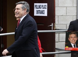 Gordon Brown u četvrtak ujutro glasao je parlamentarnim izborima (Foto: Reuters)