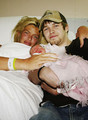 Anne Nicole Smith prodala je magazinu In Touch za 400 tisuća dolara posljednju zajedničku fotografiju sa sinom Danielom koji je umro nekoliko sati nakon što je snimljena