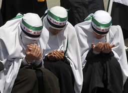 Sirijske izbjeglice u
jordanskom glavnom gradu Ammanu u molitvi prije demonstracija protiv diktatora Bashara al-Asada