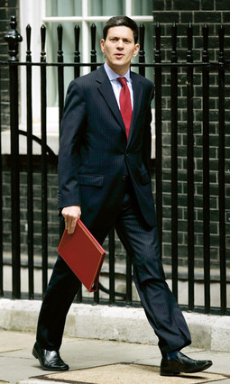 David Miliband, novi ministar vanjskih poslova, odlučio je protjerati minimalni broj ruskih diplomata da ne naruši odnose Britanije i Rusije