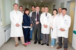 SRCE NAJBRŽE
PROPADA Bojan Biočina (u sredini) sa svojim timom Klinike za kardiokirurgiju KBC-a Zagreb: njihov posao je da presade srce u roku od četiri sata od smrti donatora