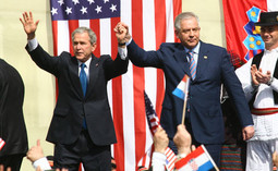 Američki predsjednik George W. Bush i premijer Ivo Sanader pred mnoštvom na Markovu trgu
