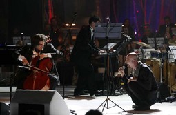 S Damirom Urbanom na
Božićnom koncertu u HNK-u u Zagrebu kada su pjevali 'Everybody Hurts' R.E.M.-a