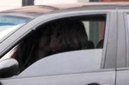Strastveni poljubac u automobilu