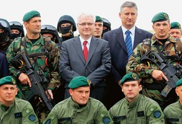 PREDSJEDNIK Ivo Josipović prošlog tjedna je tražio ostavku ministra
Karamarka, no ne samo zbog bijega Ive Sanadera, nego i sumnji kako je Tomislav Merčep
24 sata izbjegavao
uhićenje na temelju dojave iz policije