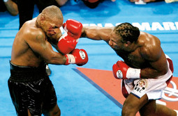 Lennox Lewis nokautirao je Tysona u 8. rundi borbe za titulu svjetskog prvaka 2002. u Memphisu