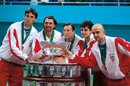 PILIĆ s Ivom Karlovićem, Goranom Ivaniševićem Mariom Ančićem i Ivanom Ljubičićem s peharom Davis Cupa 2005. godine