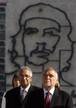 Stjepan Mesić za vrijeme nedavnog posjeta Kubi posjetio je memorijalno mjesto posvećeno Che Guevari