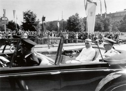 TITO I NESVRSTANI Indijski premijer
Jawaharlal Nehru bio je
Titov veliki prijatelj jer su zajedno inicirali politiku nesvrstavanja; Tito i Nehru na Tomislavovom trgu (zbirka Politeo)