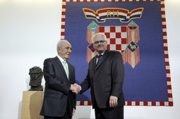 Shimon Peres i Ivo Josipović (Foto: Slavko Midzor/PIXSELL)