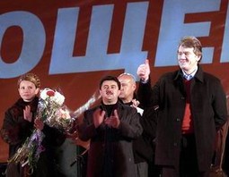 Julija Timošenko pokreće mase, organizira akcije protiv vlade, a možda i sve to financira, po mnogima ona je glavna snaga opozicije, a ne Juščenko.