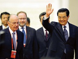 UTJECAJNI MURDOCH na snimci s kineskim
predsjednikom Hu Jintaoom, na Svjetskom
medijskom kongresu u Pekingu
