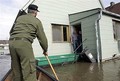 Spasilačke službe provjeravaju kuće u poplavljenim područjima