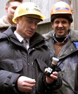 PUTIN U SURGUTU
Najmoćniji čovjek Rusije s
uzorkom nafte snimljen u
društvu radnika Surgutneftegasa