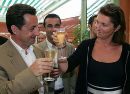 Dok je proteklih godina rasla popularnost Nicolasa Sarkozyja, počeo je rasti i interes za njegovu lijepu suprugu. U Francuskoj postoje dvije vrste žena političara, one koje su aktivne, te one koje žele biti u pozadini. Cécilia Sarkozy svakako spadala u prvu