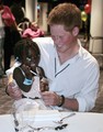 Princ Harry s 3-godišnjom djevojčicom iz Angole prije koncerta