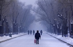 Ljudi su zbog ledene kiše bili zarobljeni na cestama (Reuters)