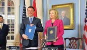 POVIJESNI SUSRET
Šefovi diplomacija
Hrvatske i SAD-a
Gordan Jandroković i Hillary Clinton potpisali su prošli tjedan u Washingtonu
Sporazum o zračnom prometu