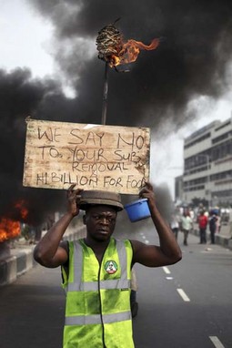 Prosvjednik u gradu Lagosu pobunio se
protiv smanjenja
državnih subvencija za
gorivo