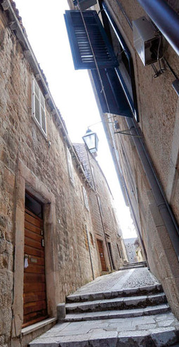 KUĆA U SREDIŠTU Dubrovnika
ima 342 m2, elegantno je uređena i puna umjetnina, a Radeljak ju je dao zapečatiti par sati nakon smrti Aksela Petkovića