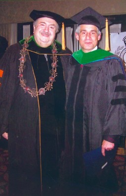 NA SVEČANOJ dodjeli titule profesora
u New Yorku 2005. s neurokirurgom
Martinom Savitzem