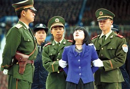 KINESKA OSUĐENICA
u gradu Guanghzouu
u trenutku kad joj je izrečena smrtna presuda: ona je jedna
od oko 1700 ljudi koliko u Kini godišnje bude smaknuto