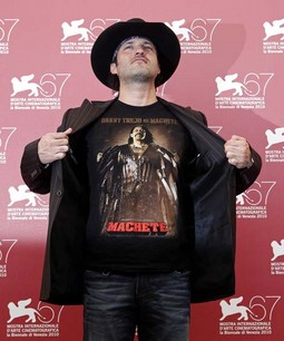 PLOD NJEGOVE MAŠTE
Robert Rodriguez
osmislio je lik akcijskog junaka
Machetea još 1994.,
kad je režirao film
'Desperado', a na
filmskom festivalu
u Veneciji pojavio
se noseći majicu sa
slikom Dannyja Treja
u toj ulozi
