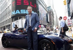 Musk u New Yorku 2010. ispred modela električnog sportskog automobila Tesla