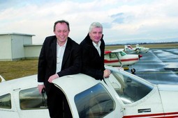 Željko Fekonja (desno), vlasnik pilotske škole Air Krapina, s instruktorom Željkom Stubičanom uz zrakoplove u zračnoj luci Pleso
