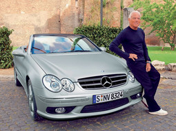 PARTNERSTVO S MERCEDESOM Giorgio Armani dizajnirao je 2003. za Mercedes posebno izdanje modela SLK s Armani unutrašnjošću