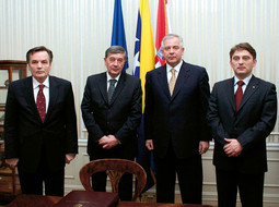 PREMIJER SANADER dosad je dobro surađivao s vlastima BiH; na slici s članovima predsjedništva BiH Silajdžićem, Radmanovićem i Komšićem