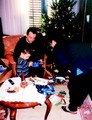 Tony Cetinski na Božić 2000. sa sinom Christianom i bakom Mildom Cetinski otvara darove