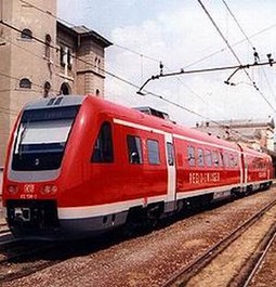Prvi od osam nagibnih vlakova koje su Hrvatske željeznice ugovorile s kanadskom tvrtkom Bambardier završen je u tvornici u njemačkom gradu Hennigsdorfu pored Berlina, najvećem pogonu te kompanije u Europi a vožnja tim vlakom je prošlog tjedna uprili