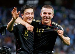 Mesut Özil, turskog porijekla, i Lukas Podolski, čiji su se
roditelji doselili u Njemačku iz Poljske, slave pobjedu nad
Argentinom