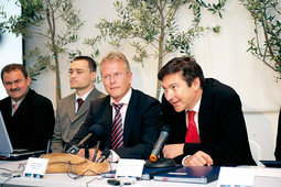UWE GREGORIUS, predsjednik uprave Siemensa, i Vedran Mornar, dekan FER-a, potpisali su ugovor o suradnji