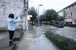 U Metkoviću je poplavljen veći dio desne strane grada (foto: Ivo Čagalj/PIXSELL)