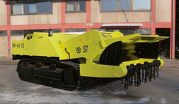 STROJ ZA RAZMINIRAVANJE RM-KA-02 je humanitarni stroj za čišćenje mina, težak 14 tona i relativno malih dimenzija, svrstava se u kategoriju srednje velikih strojeva za razminiravanje