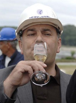 Drago Tadić bivši je direktor i suvlasnik Osijek Koteksa koji je optužen za pokušaj podmićivanja Vrhovnog suda u slučaju Glavaš i zbog korupcije u ugovaranju poslova