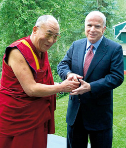 S DALAI LAMOM, tibetanskim liderom, prošli tjedan u Aspenu u Coloradu; u svojoj dugoj senatskoj karijeri McCain je upoznao mnogobrojne svjetske vođe