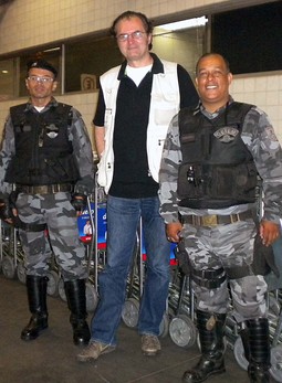 Nacionalov novinar s policajcima iz Rio de Janeira, koji su poznati po grubim postupcima prema uhićenicima