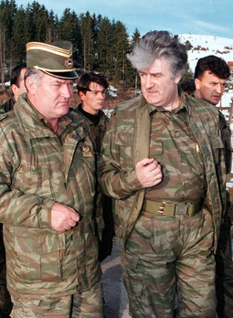 Ratko Mladić i Radovan Karadžić 