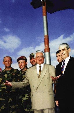 PREDSJEDNIK Franjo Tuđman na kninskoj tvrđavi u povodu oslobođenja toga grada s Ljubom Ćesićem Rojsom,
Antom Gotovinom i Gojkom Šuškom u
kolovozu 1998.