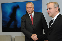 NEUSPJELI POKUŠAJI IVO SANADER i Olli Rehn pokušali su riješiti
slovensku blokadu, ali nisu uspjeli