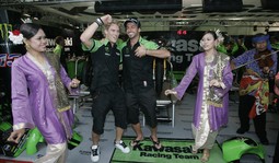 Treći vozač Kawasakija Anthony West (drugi s lijeva) u zagrljaju s Johnom Hopkinsom tijekom nekih boljih dana u Kawasakiju 
