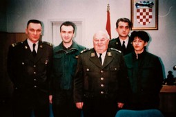 FRED MATIĆ stoji između načelnika Glavnog stožera
Janka Bobetka i generala Gordana Čačića, 1994.