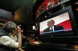 Konzervativac Jaroslawa Kaczynski na TV ekranu puba (Foto: Reuters)