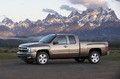 GM-ova prva hibridna dostavna vozila, Chevrolet Silverado i GMC Sierra, već su dostupni širom SAD-a