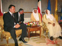 RONČEVIĆEV POSJET Tadašnji ministar obrane posjetio je prošle godine Kuvajt i tamo dogovarao posao obnove tenkova s emirom al-Sabahom (desno)
