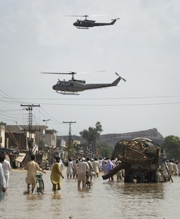 Pakistanska vojska pomaže u evakuaciji stanovništva (Reuters)