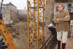 PROJEKT OD 35 MIL. EURA Horvatinčić na balkonu svog ureda
u Varšavskoj ulici nadzire radove za
poslovno-stambeni kompleks 'Cvjetno'